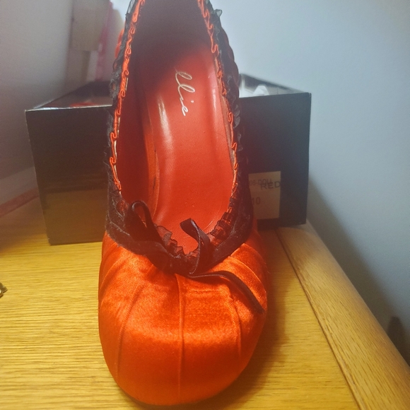 Red heels - Picture 2 of 2